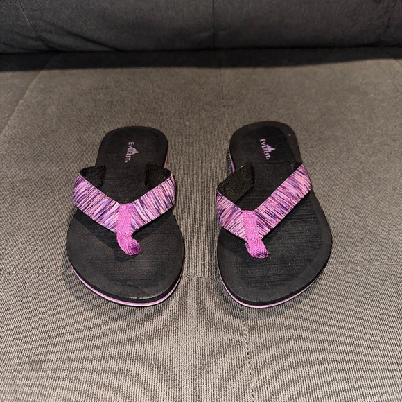 Girls Everest Flip Flops - Picture 2 of 12